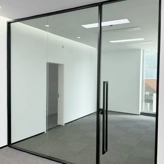 Čo robí dverné a okenné sklá nevyhnutné pre moderné budovy?