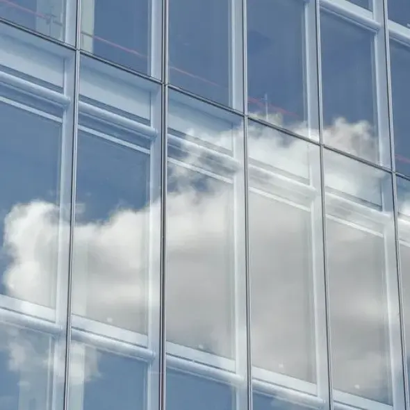 Sklo odolné voči UV žiareniu na dvere a okná